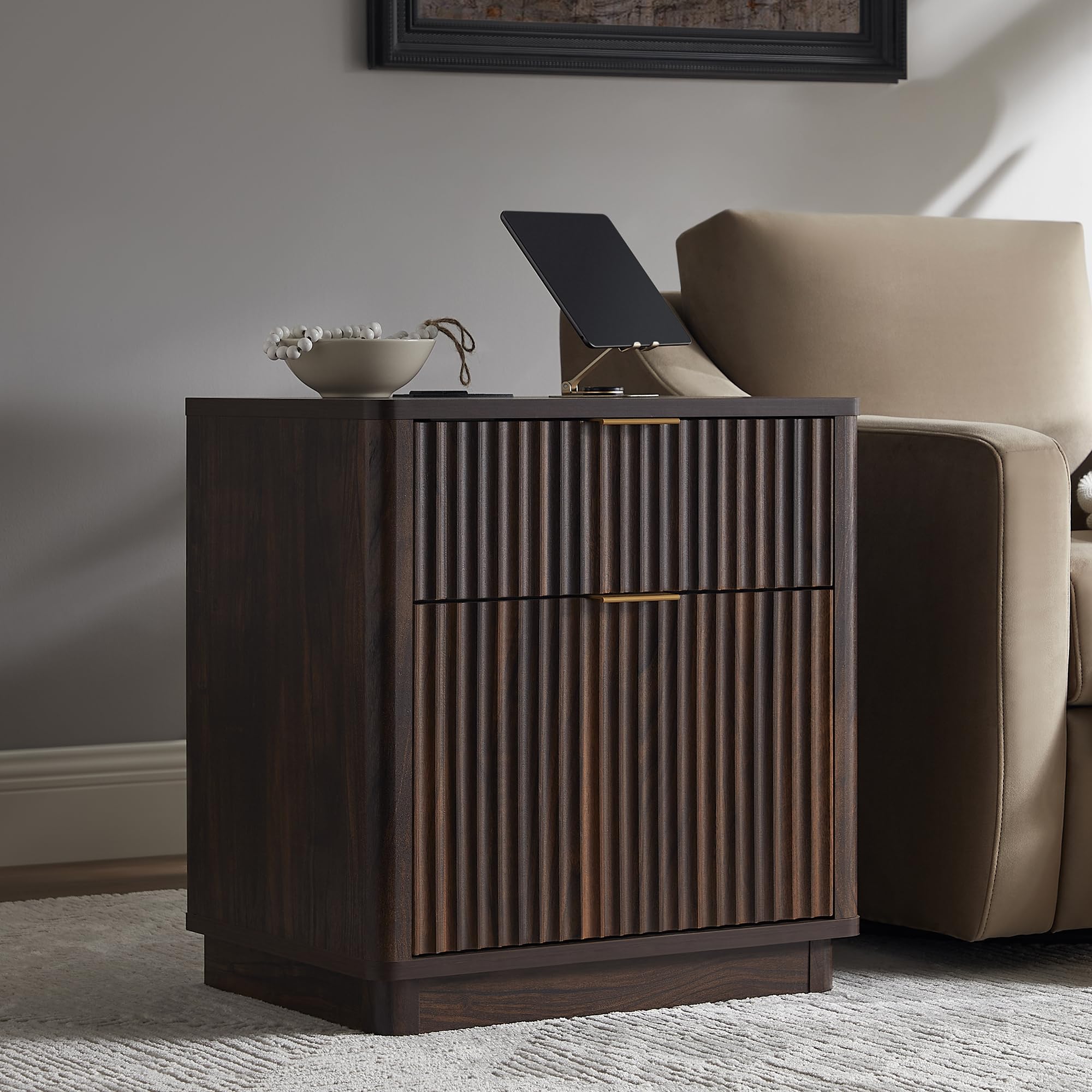 T4TREAM 23'' Fluted Nightstand with Charging Station, Large 2 Drawer Bedside Table, Modern End Table with Storage, Mid Century Night Stand for Bedroom, Living Room, Curved Profile, Natural Oak
